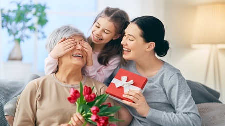 Nejkrásnější dárky ke Dni matek: Čím maminku dojmout k slzám?