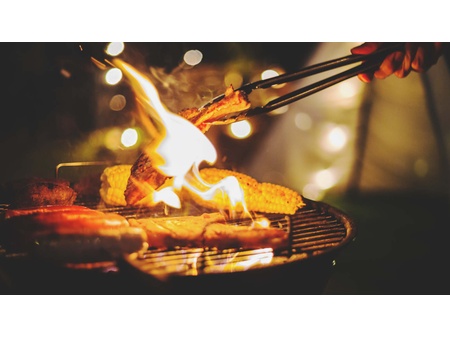 Návod na výrobu zahradního grilu: Zkuste cihly, disk z auta, popelnici, sud i bojler