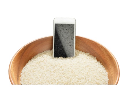 Jak vysušit utopený mobilní telefon? Rýže a další bezpečné metody
