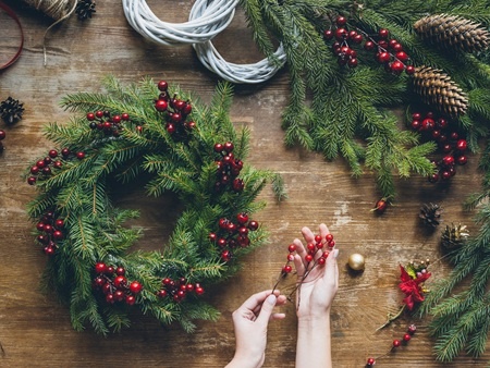 Výroba adventního věnce: Jaký má význam a čím ho ozdobit?