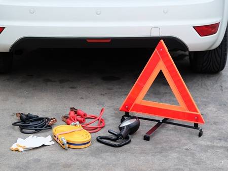 Povinná výbava auta 2026: Co musíte mít v Česku a v zahraničí?