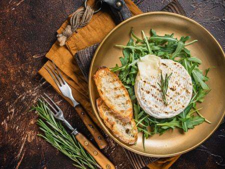 Brânză Camembert la grătar: o delicatesă de vară care ți se topește în gură