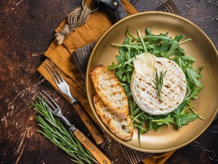 Brânză Camembert la grătar: o delicatesă de vară care ți se topește în gură