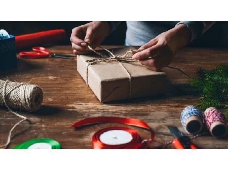Împachetarea cadourilor cu stil: idei creative pentru orice mărime, de la cărți la biciclete