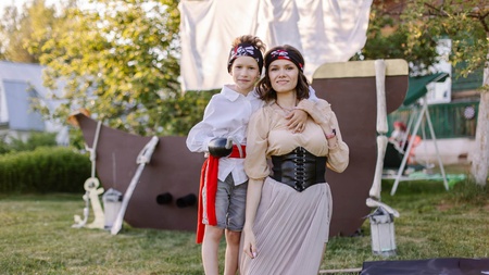 Costum de Halloween făcut acasă: Cum să creezi rapid și ușor un costum simplu