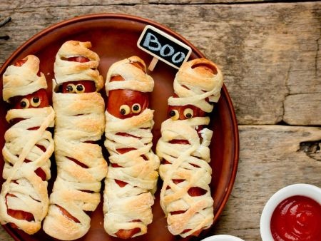 Gustări și aperitive rapide pentru petrecerea de Halloween: peste 15 rețete de degete de vrăjitoare, brioșe și alte delicii