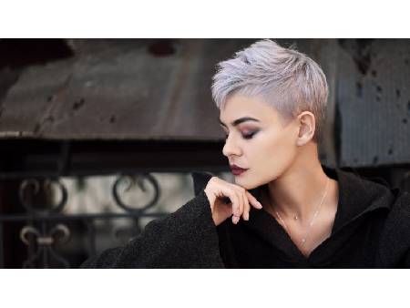 Krátke vlasy sú plné šarmu a elegancie
