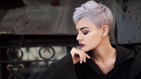 Krátke vlasy sú plné šarmu a elegancie