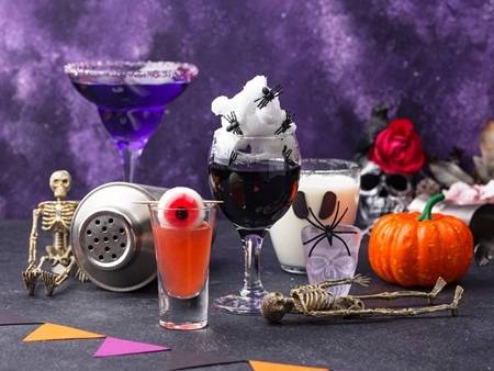 10 hátborzongatóan finom halloweeni party ital (alkoholos és mentes változatban)