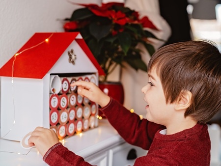 Jak vyrobit adventní kalendář a tipy, co do něj dětem dát