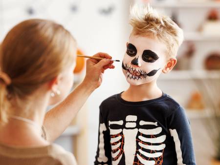 Masky na Halloween domácí výroby: Jak si rychle vyrobit jednoduchý kostým?