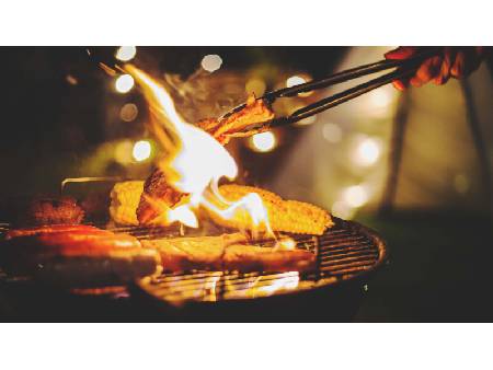 Návod na výrobu záhradného grilu: Skúste tehly, disk z auta, popolnicu, sud aj bojler