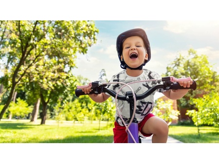 Vyberáte prvý detský bicykel? A viete, ako naučiť dieťa na bicykli?