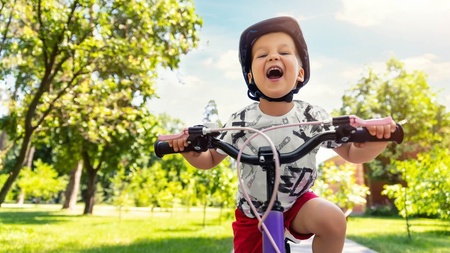 Prima bicicletă: cum o alegi și cum îți înveți copilul să meargă pe bicicletă?
