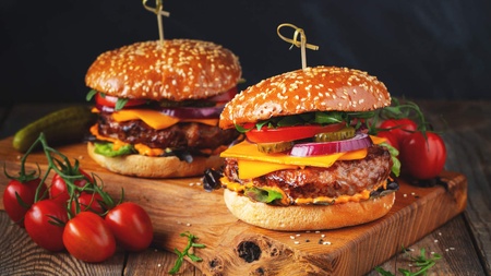 Hamburgeri la grătar acasă: rețetă de chifle și chiftele pentru burgeri