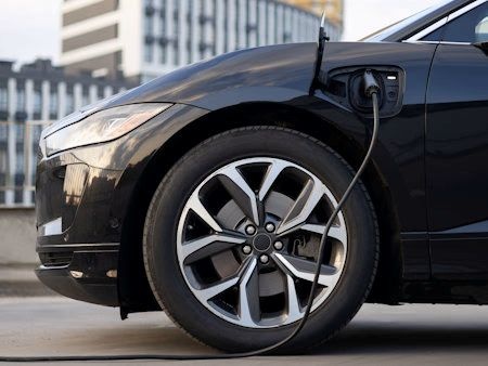 Anvelope pentru mașini electrice: prin ce se diferențiază și la ce să fii atent când le alegi?