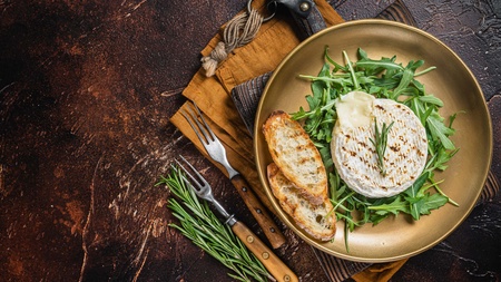 Grilovaný hermelín: Recept na letnú lahôdku rozpúšťajúcej sa na jazyku