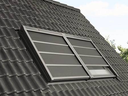 Co v létě potřebujete na střešní okna? Venkovní stínění od firmy VELUX!