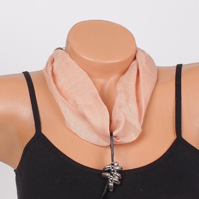 Фишу-колие в бежово с висулки сърца