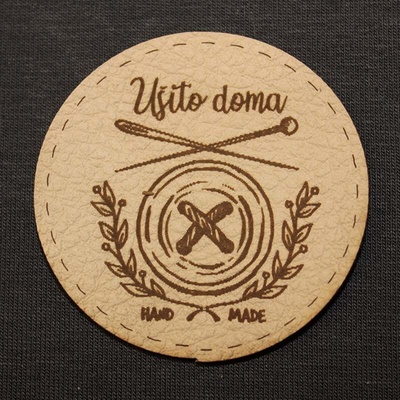 koženkový štítok ušito doma Materiál/farba: Béžová koženka