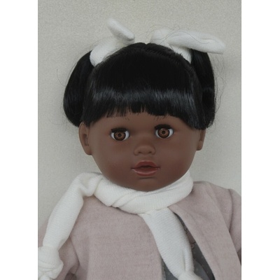 Marina & Pau Snědá Realistická Tina s bílou šálou kolem krku Tina Pique 42 cm