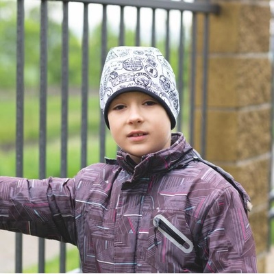 Hugo úpletová čiapka s paspulkou bieločierna potlač