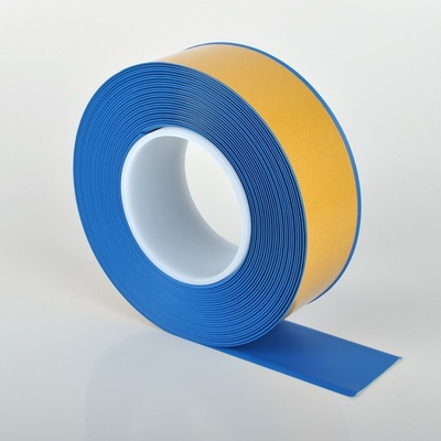 Odolná podlahová páska WT-500 se zkosenou hranou – PVC, modrá, 100 mm × 25 m