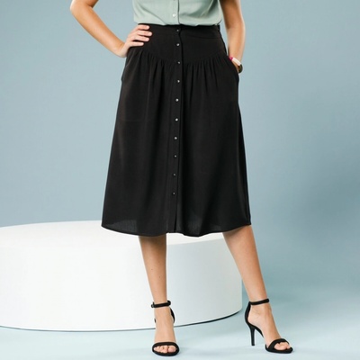 Jednofarebná midi sukňa s gombíkmi pre nižšiu postavu čierna