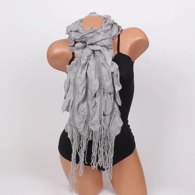 Ефектен дамски шал в сиво с ресни