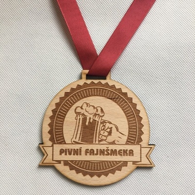Dekorace z Česka Dřevěná medaile Pivní fanjšmejkr