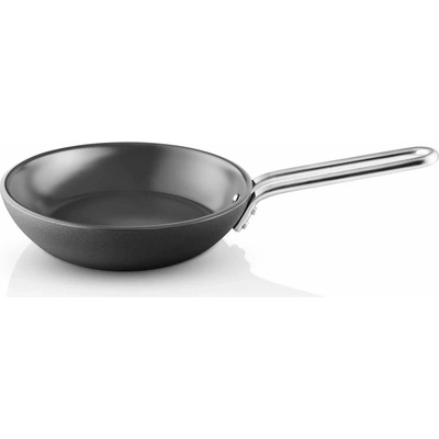 Eva Trio Laser Titanium Professional Pánev 20 cm, masivní tělo dno 10 mm, bez PFAS, titanový povrch, na indukci, do trouby do 300 °C, Eva Solo 304820