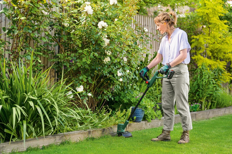 Precízne začisťovanie s kosačkou EasyGrassCut 18V-26