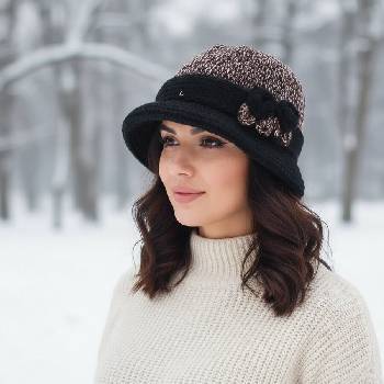 Дамска плетена шапка в кафяво и черно с цвете