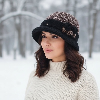 Дамска плетена шапка в кафяво и черно с цвете
