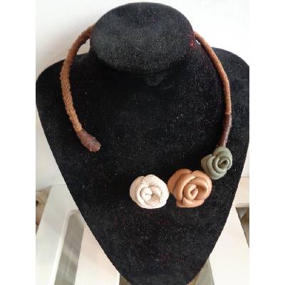 Кожено колие с рози в пастелни цветове