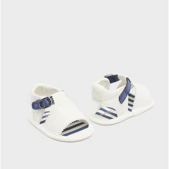 Mayoral Декоративни сандали за новородено момче в бял цвят с тъмно сини детайли Майорал
