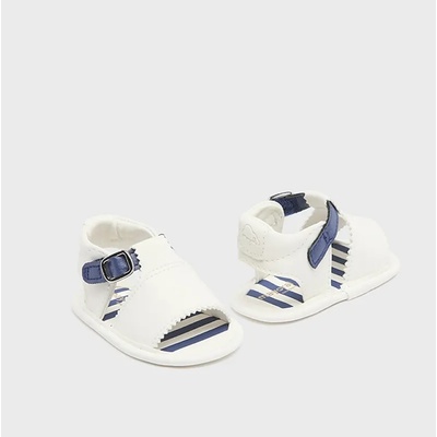 Mayoral Декоративни сандали за новородено момче в бял цвят с тъмно сини детайли Майорал