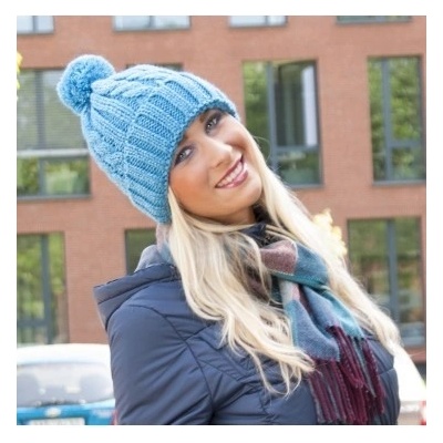 pletená ohrnovací čepice s bambulí tyrkysová