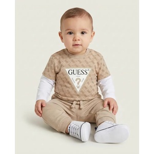 Guess Комплект за бебе момче блуза в бежово с бели ръкави, лого Guess и бежов спортен панталон