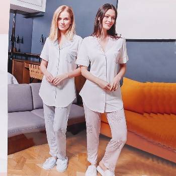 Елегантна дамска пижама в бяло и бледосиньо с копчета