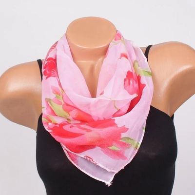 Нежно розово фишу с червени цветя