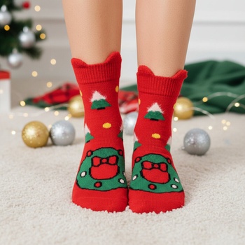 Дамски зимни вълнени чорапи в червено с елхи