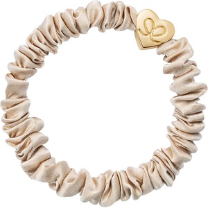 By Eloise London Gold Heart Skinny Silk Scrunchie цвят Sand