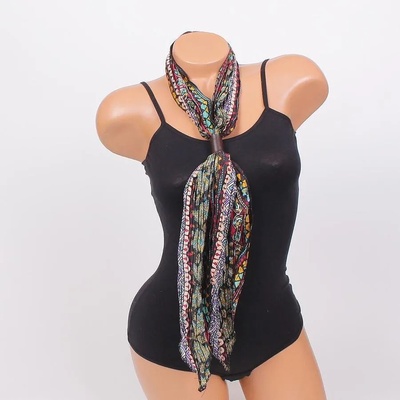 Плисиран цветен шал с флорални мотиви и фигури