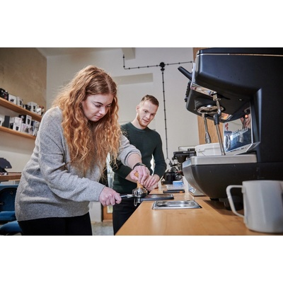 Čerstvý Boby Základní školení přípravy espressa a techniky latte art Termín: 28.11.2024 / 17:00 - 20:30