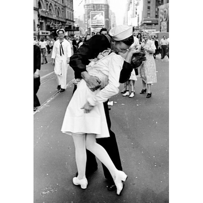Plagát, Obraz - Eisenstaedt -Kissing on VJ Day, 61 × 91.5 cm