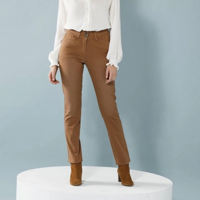 Rovné džínsy pre nižšiu postavu oriešková