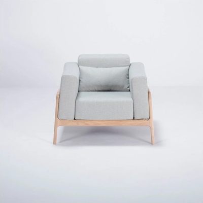 Gazzda Fawn s konštrukciou z dubového dreva s modrosivým textilným sedadlom