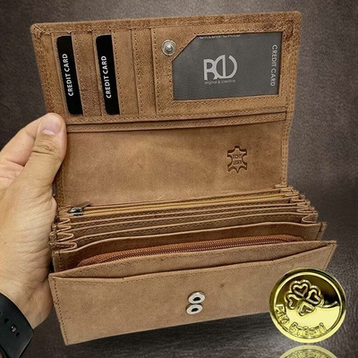 Světle hnědá kožená kasírka EXCLUSIVE Leather s monogramem robustní a elegantní ražba monogram u C Klasicky Times N. Roman