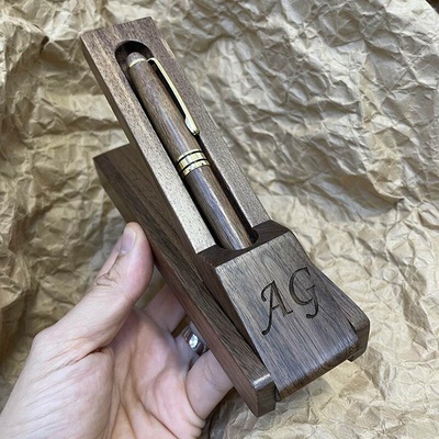Luxusní dřevěné pero s gravírováním originální a osobní dárek v dárkovém stojánku. Varianta personalizace + MONOGRAM zdarma Originální personalizace monogram text